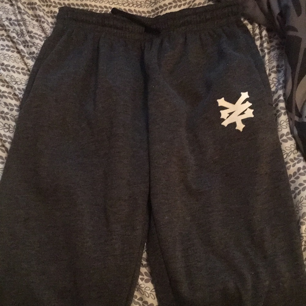 This is a jogger pants from zoo York ❤️